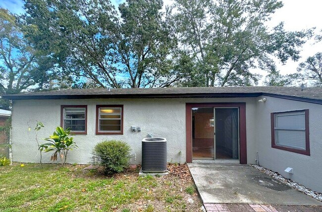 Building Photo - 1502 W Country Club Dr