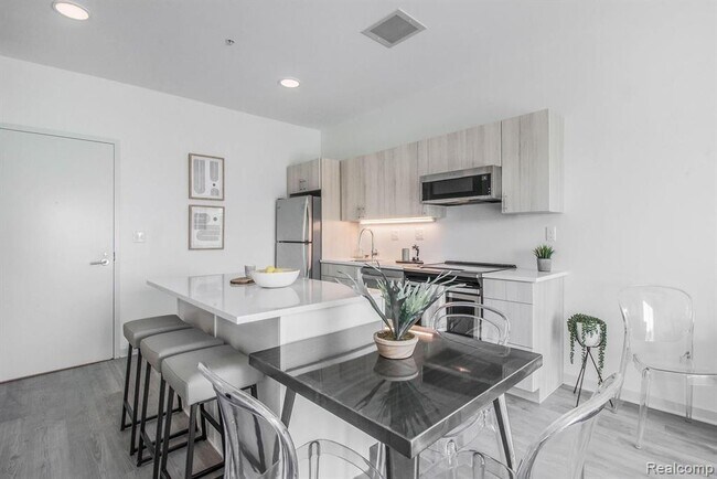 Building Photo - 7410 Kercheval Ave