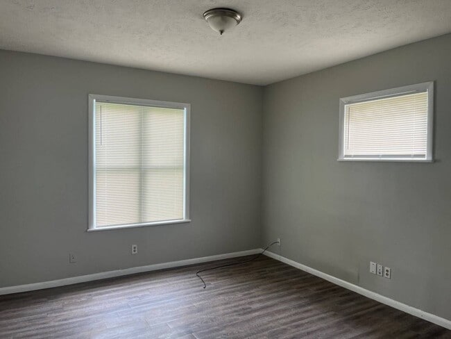 Building Photo - Spacious and Elegant 4 Bedroom Residence w...