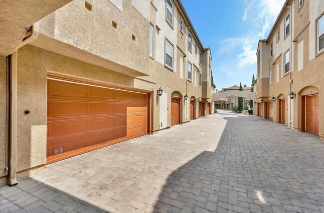 Building Photo - Stunning Townhome in the Heart of Otay Lak...