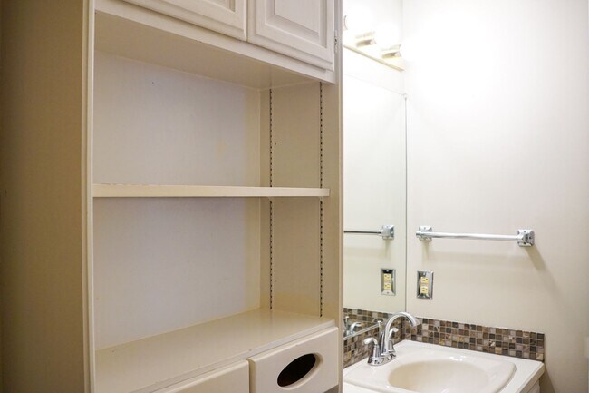 Building Photo - FREE PARKING! Spacious Nob Hill Historic Property with a Fireplace & Vintage Details!