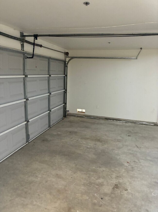 Building Photo - 607Ynez