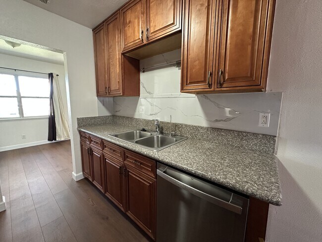 Building Photo - 12776 Ross Ave