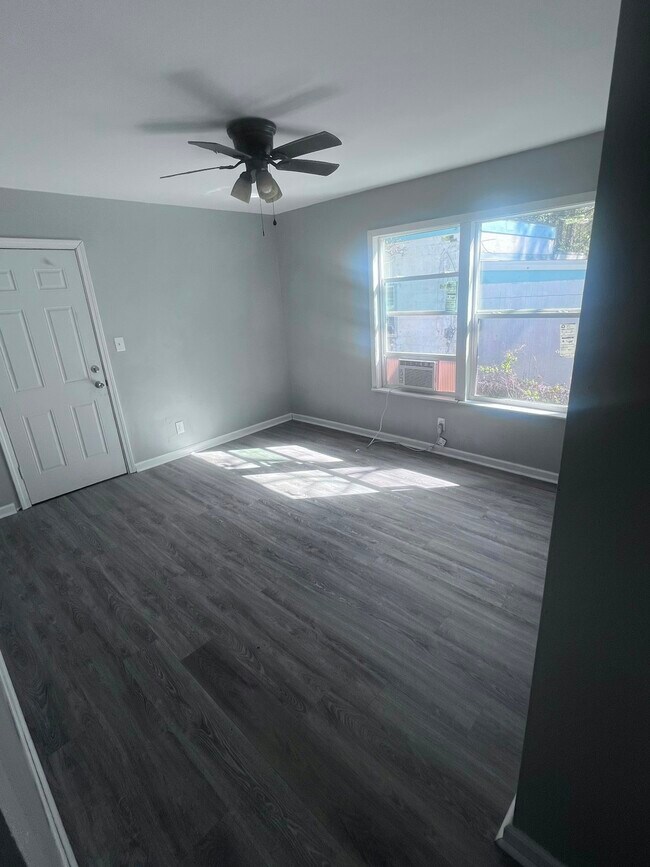 Building Photo - 1302 Shore Acres Dr