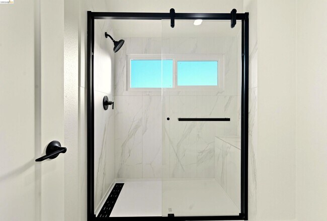 Building Photo - 11 Paddock Ct