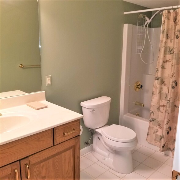 full bathroom - 3563 Stonebrooke Ln