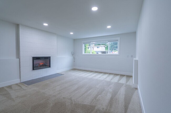Building Photo - APPLICATION PENDING - 4bed/3bath home in F...