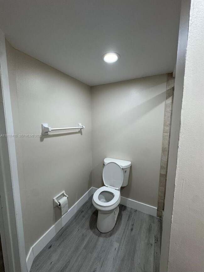 Building Photo - 8051 S Colony Cir