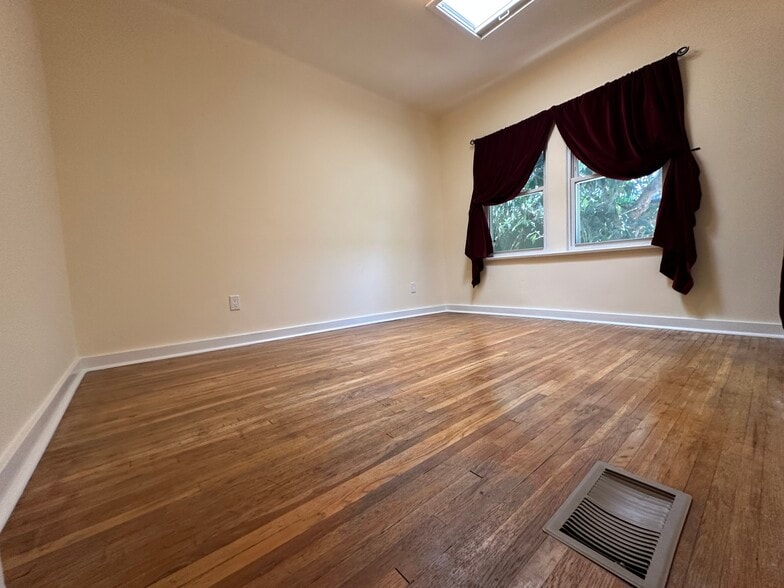 room 2 - 4933 Aldama St