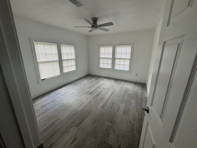 Building Photo - 1836 Cook St