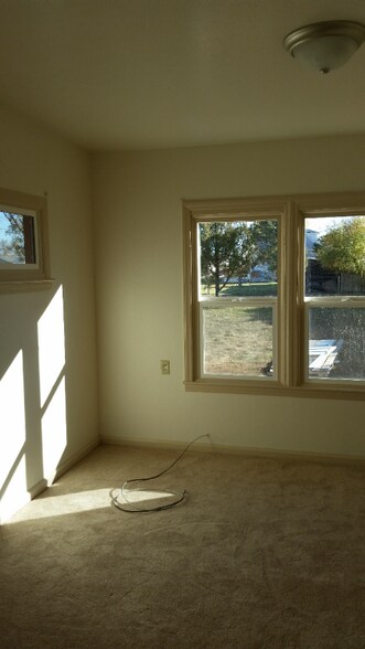 Building Photo - 423 3rd St W