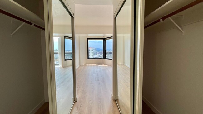 Building Photo - Stunning Large 1 Bedroom Exquisite Vinyl w...