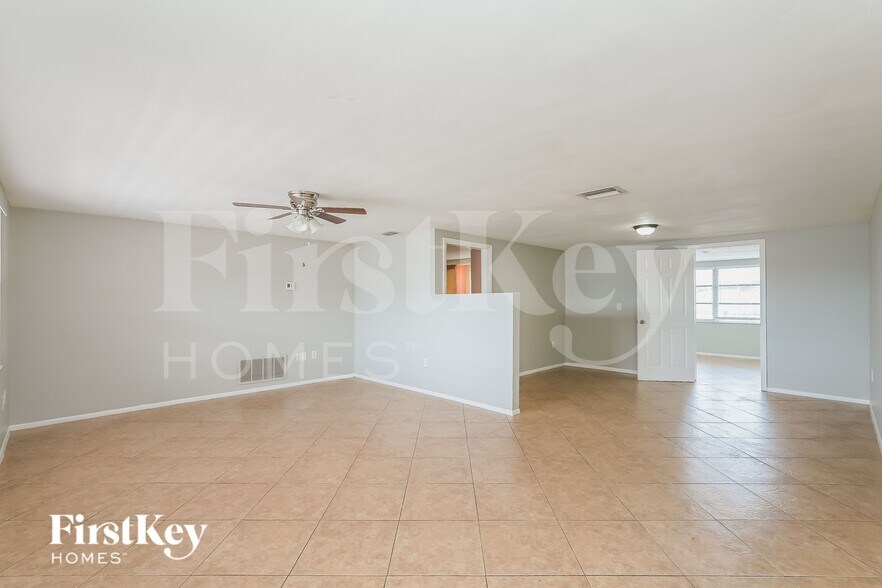 Building Photo - 7915 Foxbloom Dr