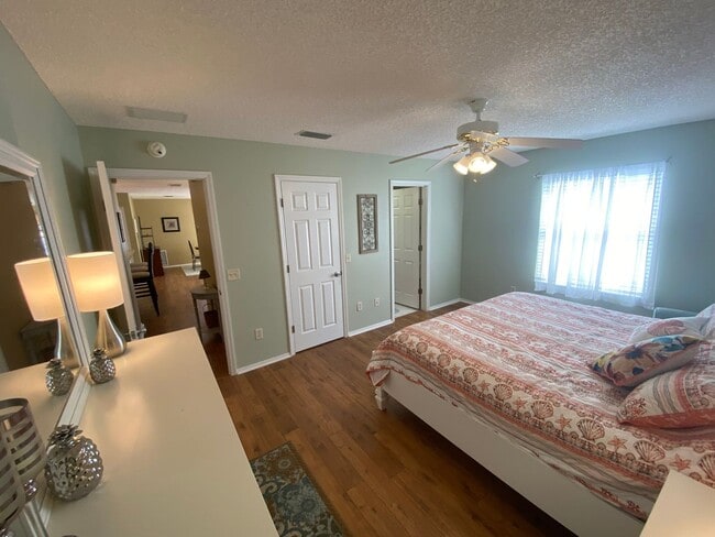 Building Photo - Beautiful 2 + 2 Villa, Turnkey ANNUAL Leas...