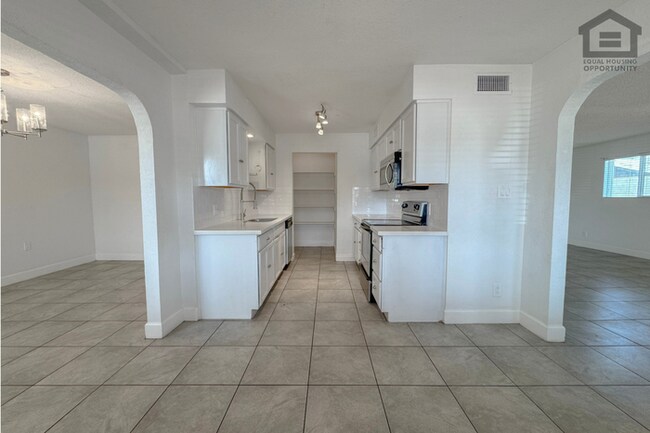 Building Photo - 4Bed/2Bath House at Chandler Blvd/McQueen Rd! Ready for Immediate Move-In! – NO HOA!