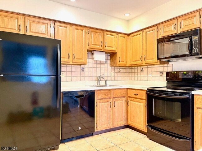 Building Photo - 184 Milkweed Ct