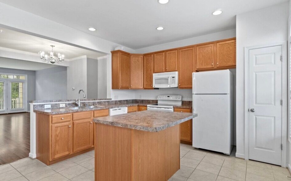 Building Photo - 205 Monroe Point Dr