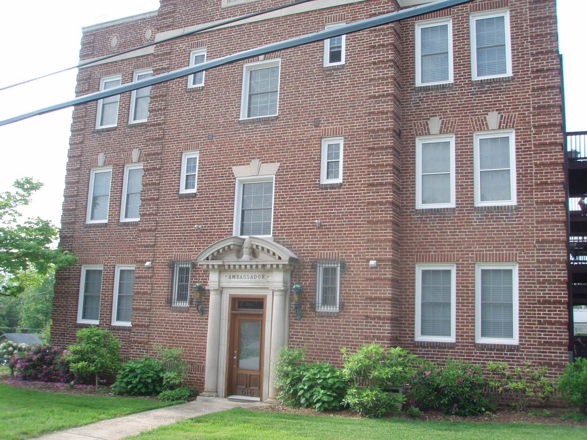 Building Photo - 616 5th Ave W