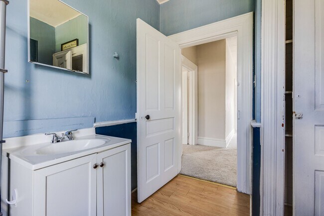 Building Photo - Available MAY 2026 - Beautiful, LARGE 4+ bedroom/2 bath GEM in South Side Slopes!