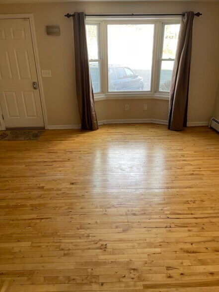 Main Level Open Concept room - 36 Tenney Rd