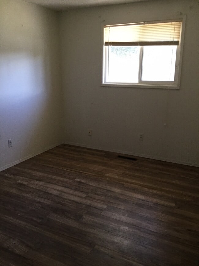Building Photo - 3 Bedroom 2 Bath house