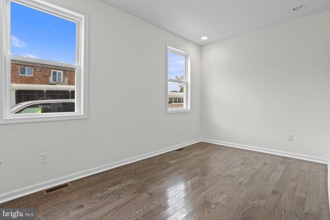 Building Photo - 819 11th Ave