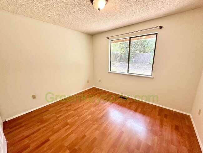 Building Photo - Gorgeous 4 Bedroom 2 Bath with Fully Fence...