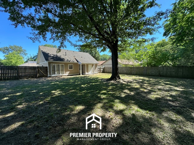 Building Photo - Beautiful 3BR/2BA Near Southwind | Soaring Vaulted Ceilings, Fireplace & Fenced Yard