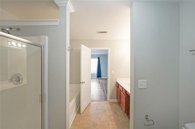 Building Photo - 2062 Lakeshore Overlook Dr