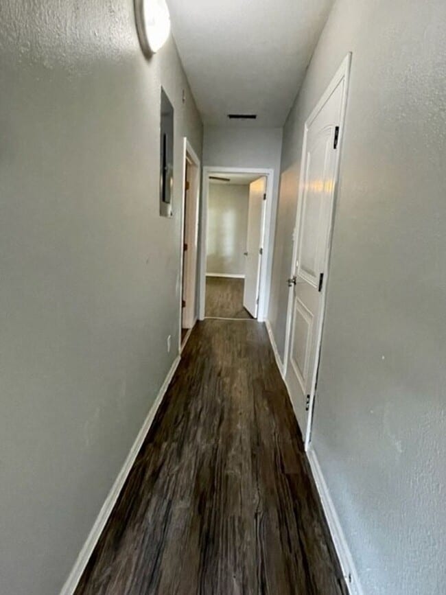 Building Photo - 2 Bed / 1 Bath Apartment