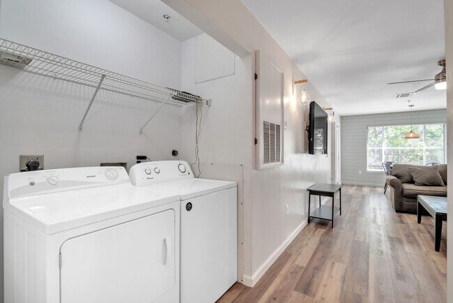 Building Photo - Furnished 4/4 University Terrace
