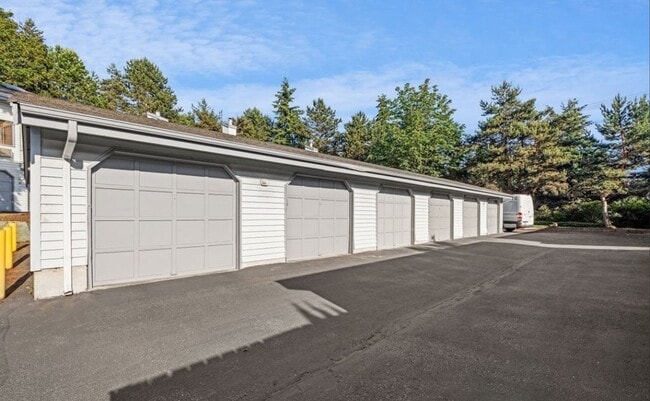 Building Photo - Renovated 2 Bed Kirkland Condo in Salishan...