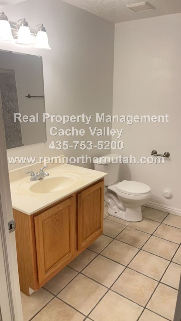 Building Photo - Beautiful 6 bedroom home available for immediate move in!