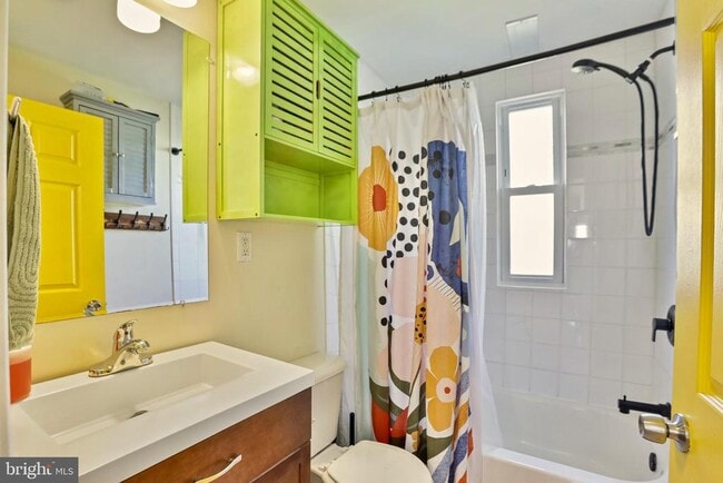 Building Photo - 13 E C St