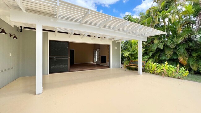 Building Photo - RARELY AVAILABLE 3 BEDROOM NEAR BEACH