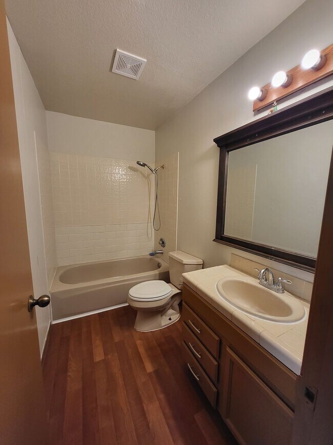 Building Photo - Recently Upgraded Townhouse in the Hills o...