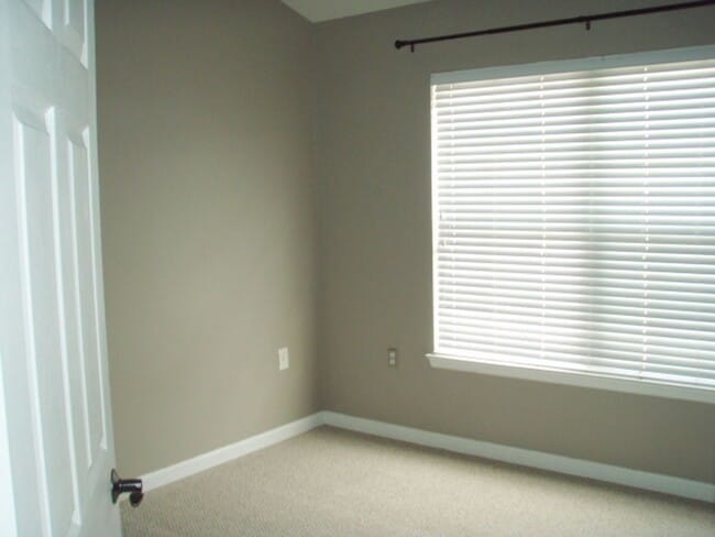 Building Photo - Beautiful 3 Bed 2.5 Bath End-Unit Brick To...