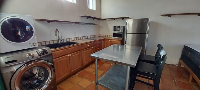 Building Photo - 608 Alicia St