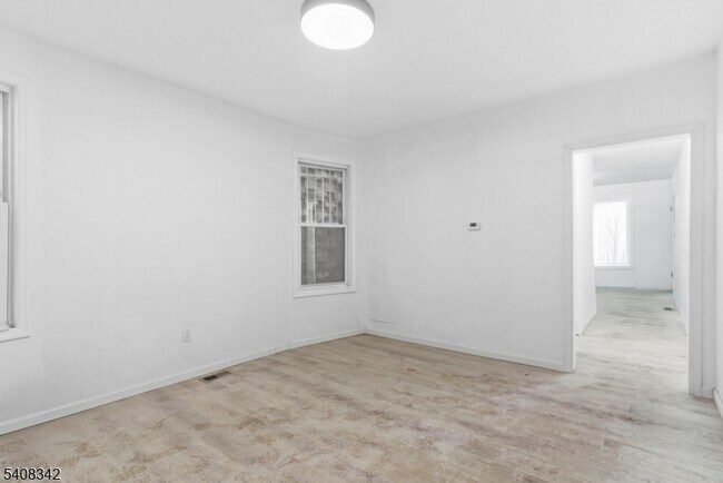 Building Photo - 528 S 13th St