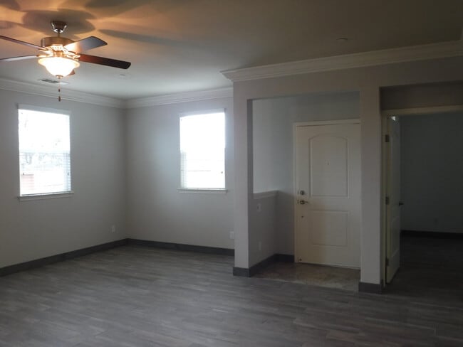 Building Photo - Great 4 Bedroom Condo With Upgrades! Highland Park Subdivision