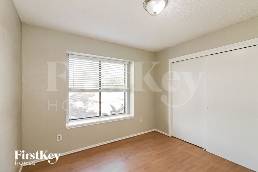 Building Photo - 8603 Kinghaven St