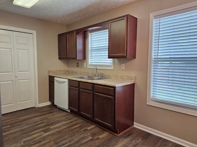 Building Photo - Rare 3 bed 2 bath ranch located in Acworth