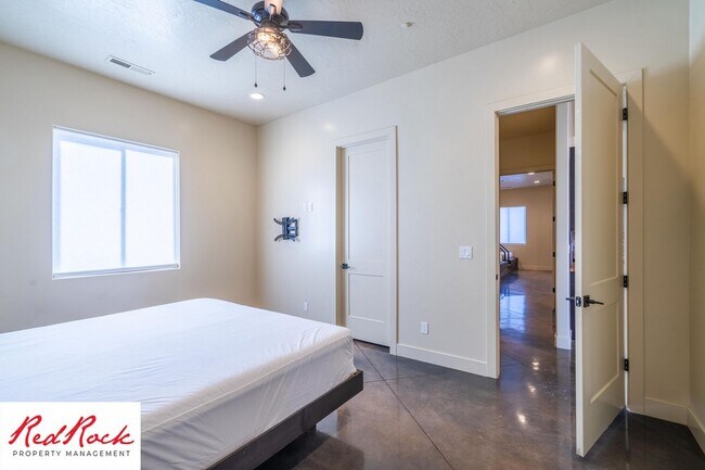 Building Photo - 4 Bedroom Luxury Home Near Sand Hollow