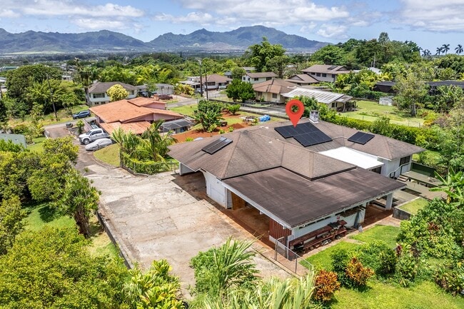 Building Photo - 3 Bed / 1.5 Bath house with carport Parking.
