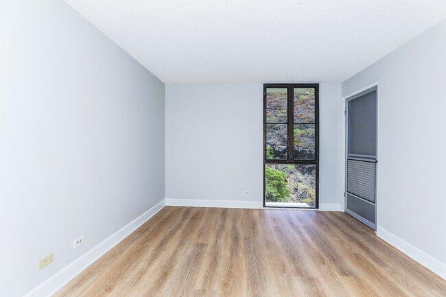 Building Photo - Naniwa Gardens - 1 bdrm/1 bath/1 covered p...