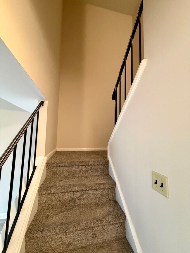 Building Photo - Welcome to White Chapel!