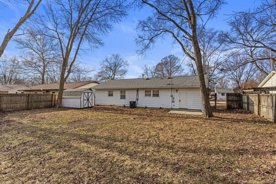 Building Photo - 1710 Crescent Dr