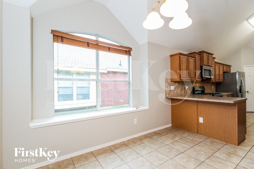 Building Photo - 1233 Logan Dr