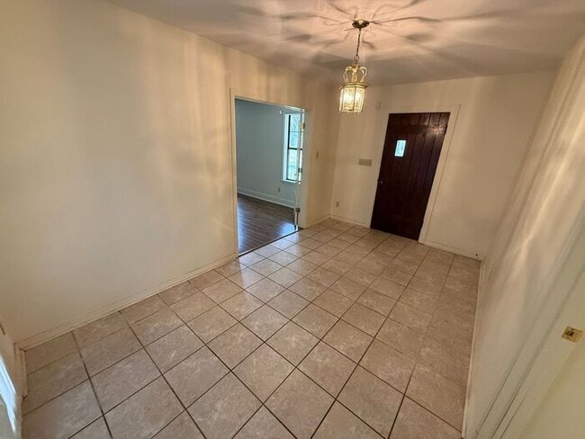 Building Photo - Pensacola - East Hill - 4 bedrooms, 3 bathroom - Mother in Law suite