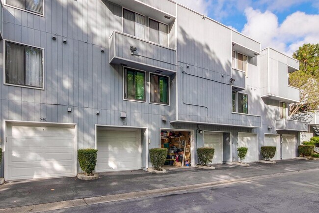 Building Photo - Stunning Modern Almost New Condo, Pets Welcome!